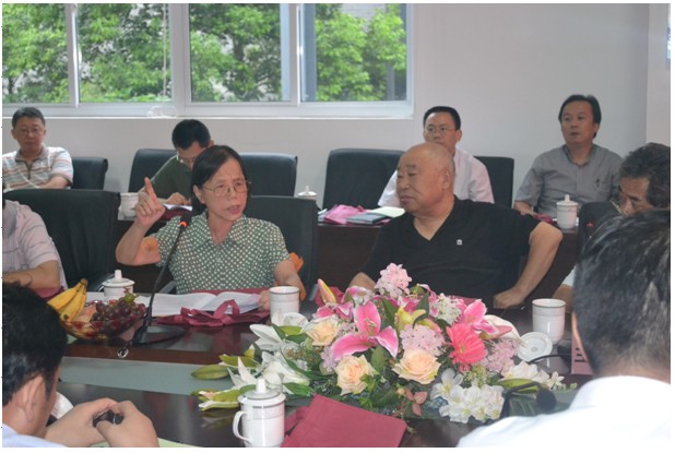 圖為協(xié)會(huì)副理事長(zhǎng)，原安徽大學(xué)副校長(zhǎng)陳慧霞女士在會(huì)上發(fā)言